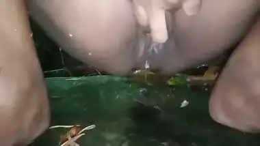 Wife pee outdoor - වැස්සෙ වයිෆ් එලියෙ චූ කරනවා