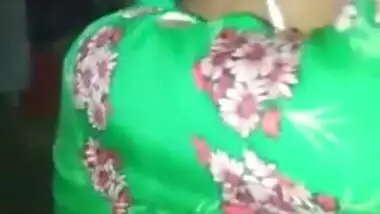 Indian diva shows off what she has under her XXX sari before fan