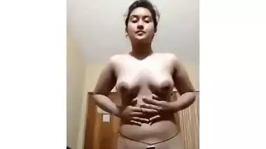 Desi sex whore like this deserves to pose naked on XXX phone camera