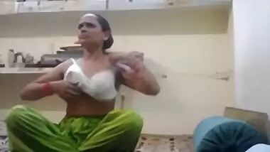 Tenant fucks his landlady in the aunty sex video