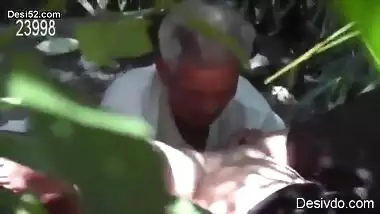 Old man fucking yaung girl outdoor