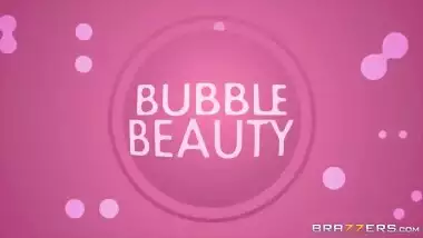 Oiled Desiree Dulce doesn't stop chewing gym even during XXX action