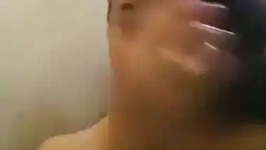 Nagpur’s nude desi girl takes a shower and records MMS