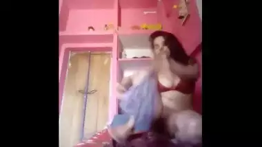 Nude Indian girl’s masturbation on cam
