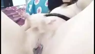 Moaning Desi webcam girl fingers her XXX pussy till getting orgasm