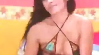 her peticoat made me very hot, i want to big...