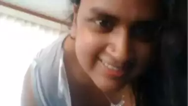 Indian aunty shows her body