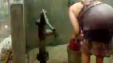 bbw indian bhabhi takinghower from pump