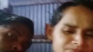 Dhaka guy boob presses and kisses in desi x video