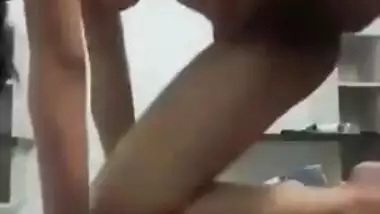 Cute college Desi girl playing with her XXX virgin pussy MMS video