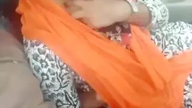 Bangladeshi Muslim girl blowjob to her lover in car