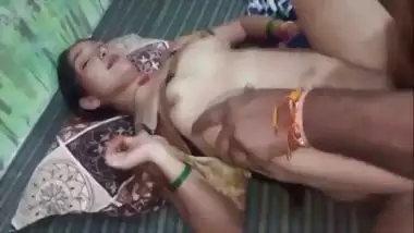 My cute step sister invited me for fucking when her family members were sleeping,full hindi sex video