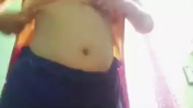 Pretty Desi girl shows her huge XXX boobs and spreads pussy on cam