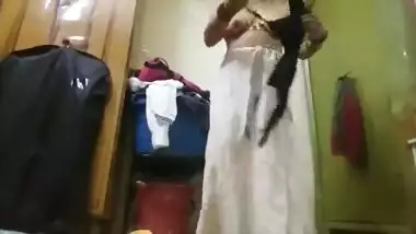 Desi wife nude selfie for her boyfriend video goes live