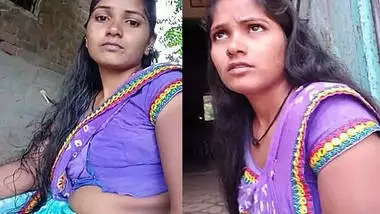 Homely Housewife Meena Bhabhi Showing Hot Navel In Home free ...