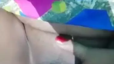 Desi village bhabi fing her pussy