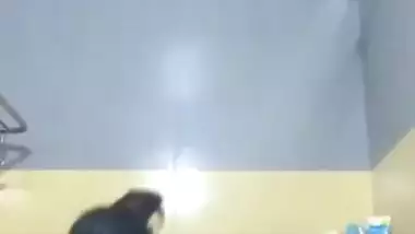 Fat Indian woman washes XXX curves in bath not knowing about camera