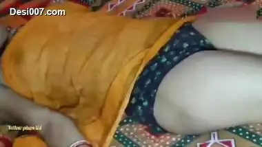 Hot sexy bhabi ki chudai muka dekh ker dali with Hindi audio ke sath