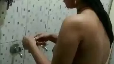 BF films his naked GF’s erotic bathing video