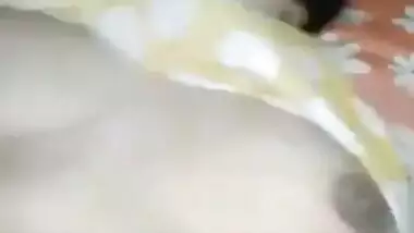 Beautiful bhabhi with mehndi hand fucking