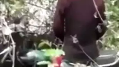 Nepali couple’s outdoor xxx video on a bike
