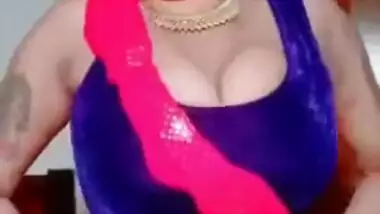 Joyful Desi chick in XXX sari provocatively moves her dazzling body