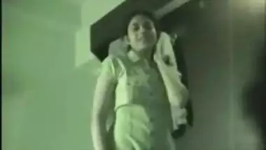 Indian MMS of a newly wed house wife enjoying home sex with husband