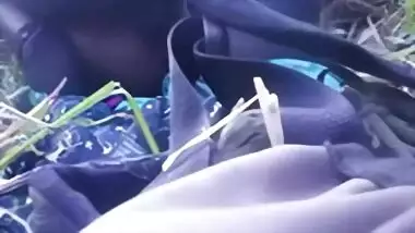 My horny aunt’s desi outdoor sex video with her lover