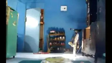 catches a college beauty cheating on her bf