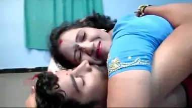 Desi bhabhi’s cleavage & boob press bollywood sex