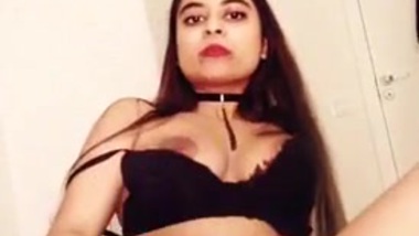 Cute Indian Sexy Chubby Beauty Plays With Herself