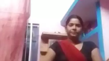 Desi Village Bhabhi Lifting Saree Pussy Show