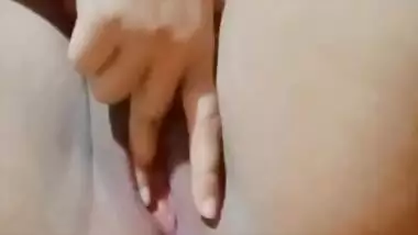 Chubby Bengali girl fingering her plumppussy