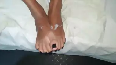 sri lankan sinhala girl cum on feet