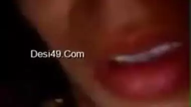 Inventive Desi woman cheers self-isolated boyfriend up by some porn