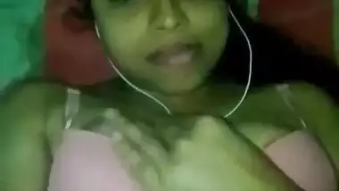 Desi cute girl show her big boob