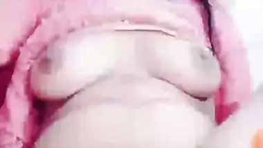 Viral beautiful girl rubbing clit and fingering pussy